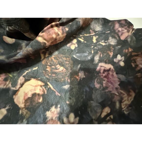 Lululemon Size 8 Dark Floral Leggings with “B” Logo – Stretchy Activewear - Picture 7 of 8